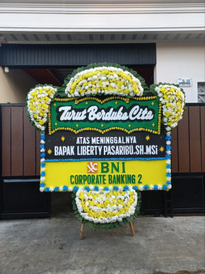 Papan Bunga Duka di Pinggir Air