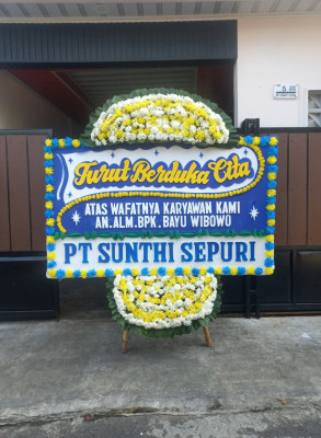 Papan Bunga Duka di Pinggir Air