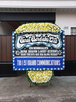 Papan Bunga Duka di Pinggir Air